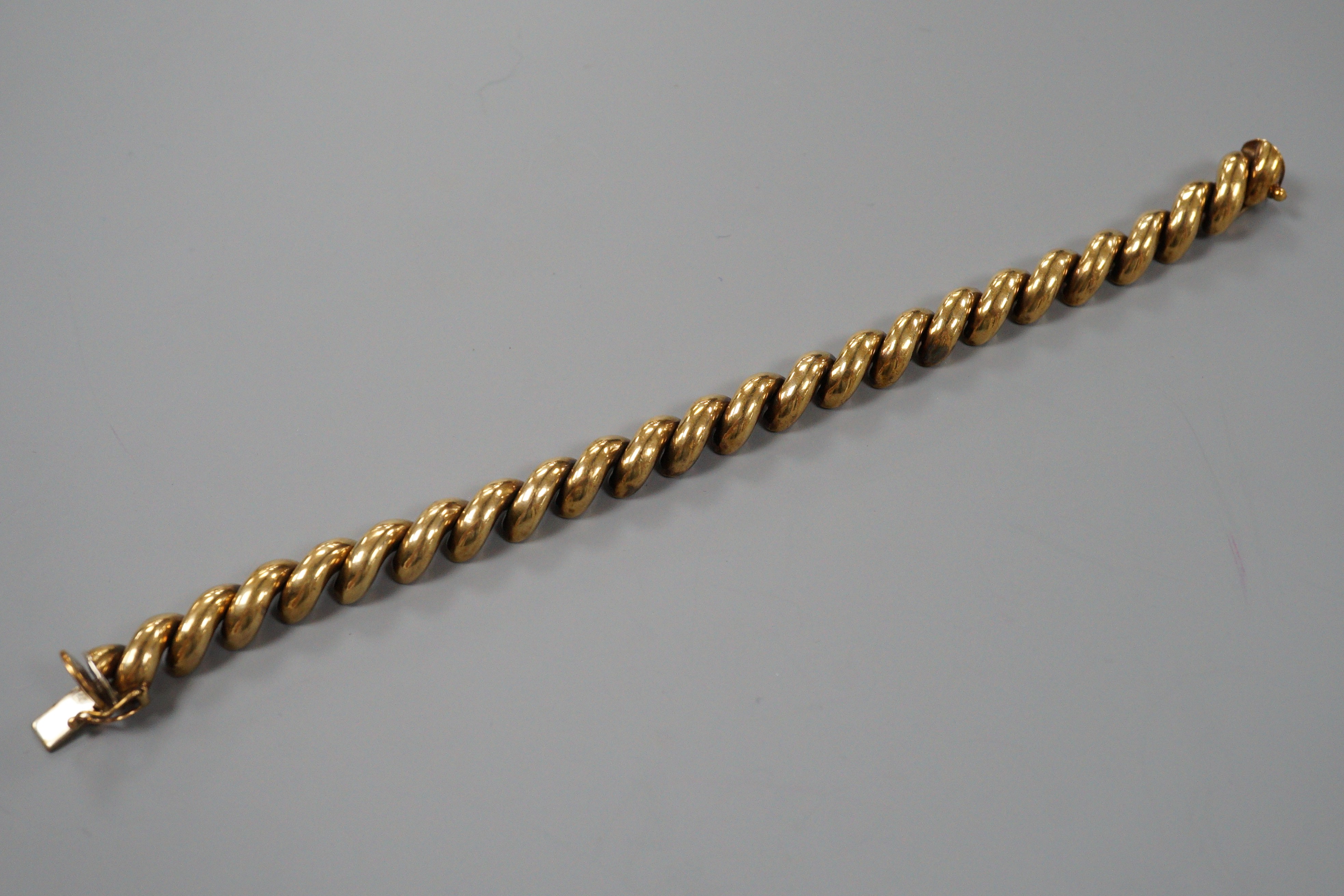 A 375 yellow metal hollow link bracelet, 18.5cm, 21.9 grams.